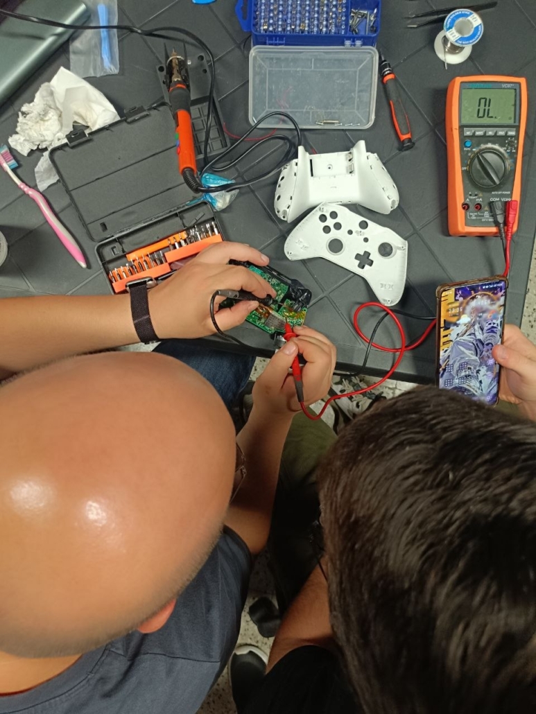 Re-Play 02 Riparazione in laboratorio: le mani dei soci al lavoro